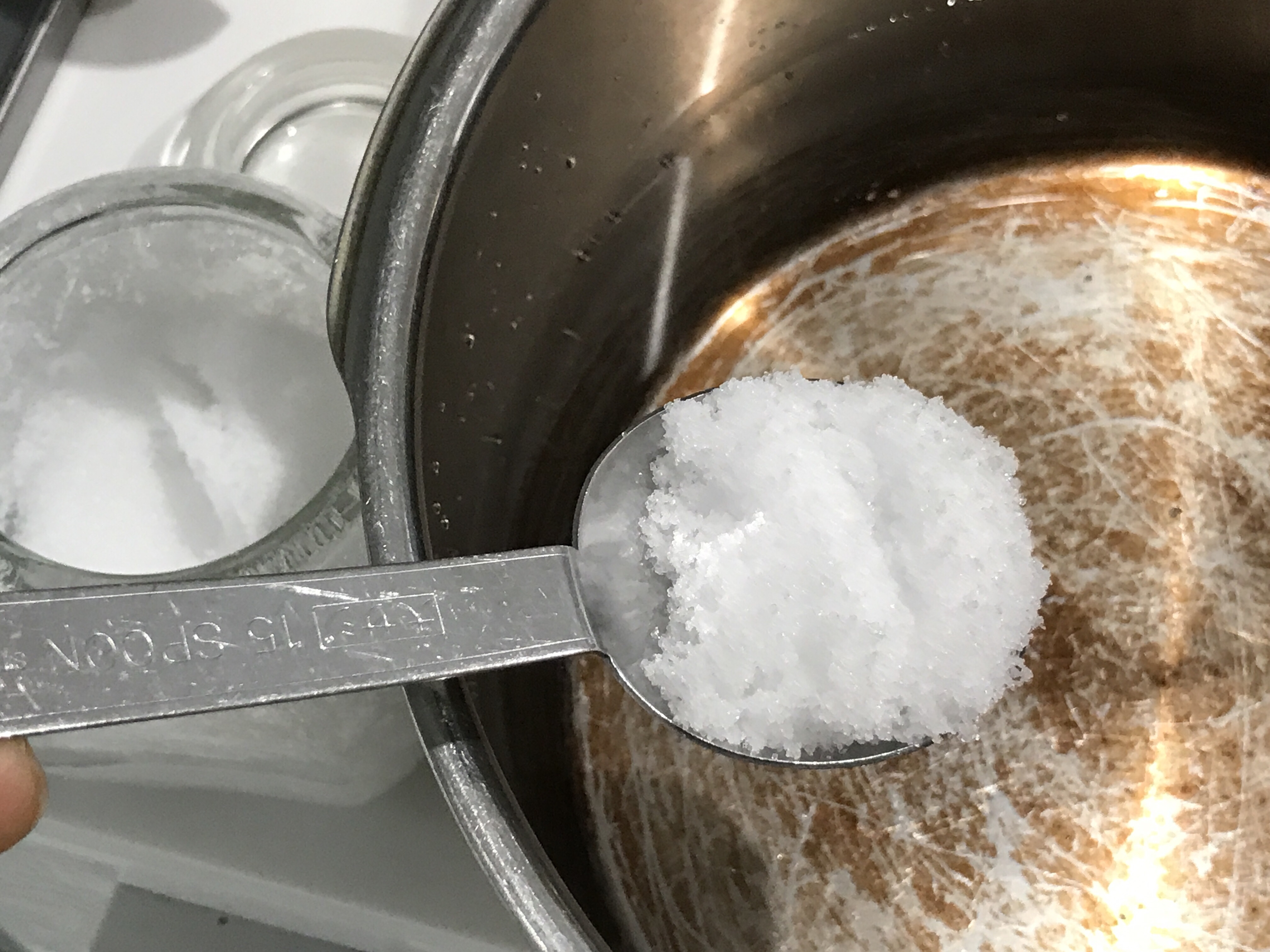落花生の塩加減は、落花生を鍋に移し2リットルの水に大さじ４(1リットルに対し大さじ2の割合)の塩を入れる